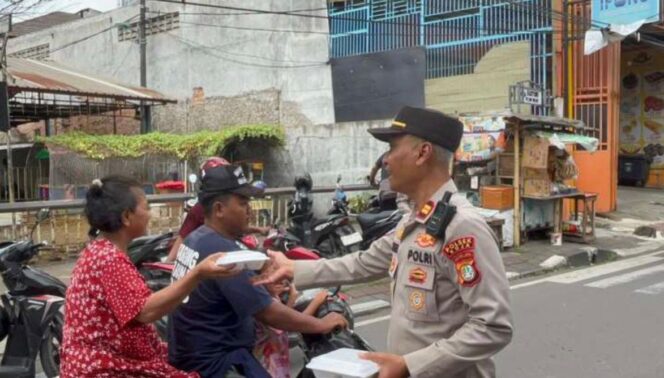 
					Polsek Koja Gelar Jumat Peduli, Bagikan Makanan Bergizi Gratis untuk Warga
