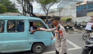 Polsek Metro Penjaringan Monitoring dan Amankan Bakti Sosial Pembagian 600 Paket Sembako di Wihara Satria Dharma