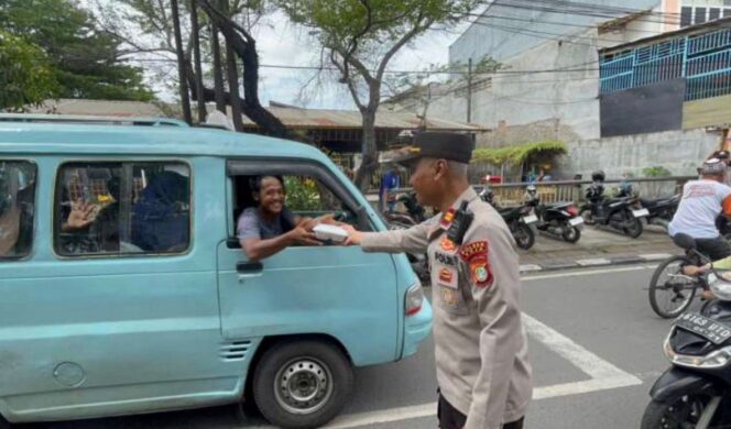 
					Polsek Metro Penjaringan Monitoring dan Amankan Bakti Sosial Pembagian 600 Paket Sembako di Wihara Satria Dharma