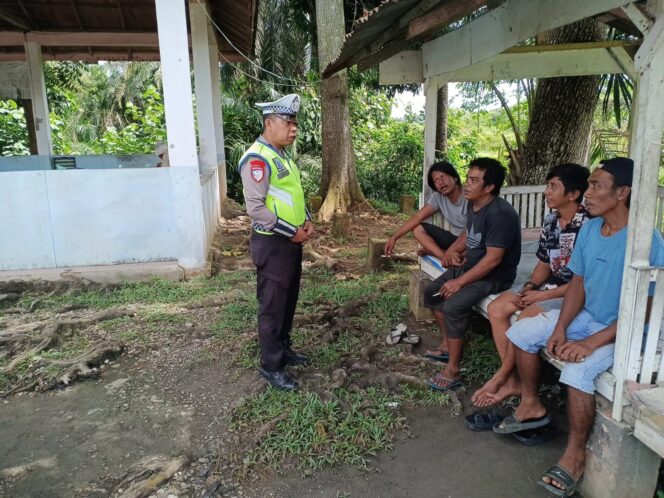 
					Polantas Menyapa di Sosopan, Satlantas Polres Labusel Ajak Sopir Utamakan Keselamatan Berkendara
