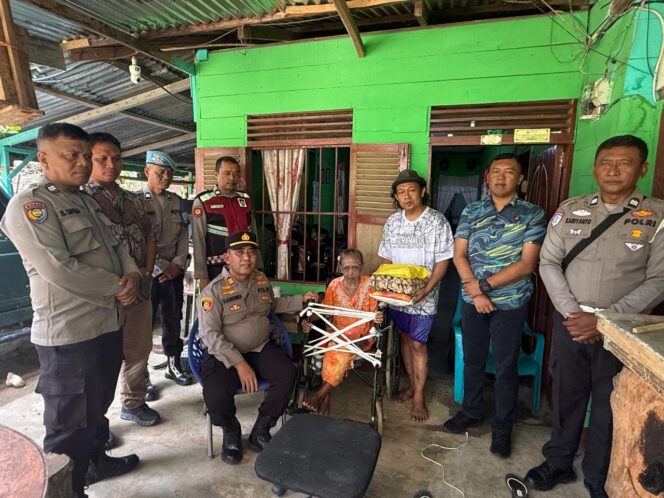 
					Jumat Barokah Polsek Torgamba Sentuh Hati Warga Lansia dan Penderita Penyakit Menahun di Desa Aek Batu