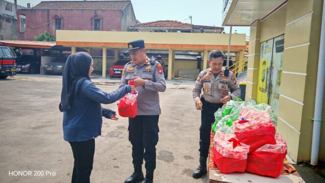 
					Jumat Peduli, Polsek Cilincing Bagikan 40 Paket Sembako untuk Warga yang Membutuhkan