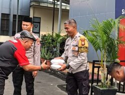 Polsek Kelapa Gading Bagikan 50 Nasi Kotak kepada Ojol, Perkuat Sinergi Kamtibmas