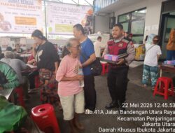 POLSEK METRO PENJARINGAN BAGIKAN 500 PAKET MAKANAN DALAM KEGIATAN “JUM’AT PEDULI” DI PENJARINGAN