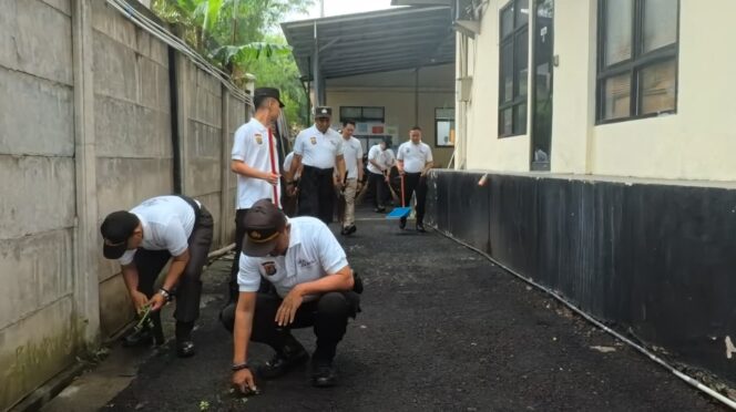 
					Polsek Kelapa Gading Canangkan Gerakan Jaga Jakarta Bersih dan Asri, Personel Gelar Korvei Lingkungan Mako
