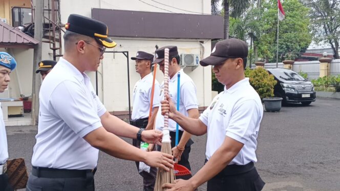 
					POLSEK METRO PENJARINGAN CANANGKAN “JAGA JAKARTA BERSIH DAN ASRI”, ANGGOTA LANJUT KERJA BAKTI DI LINGKUNGAN MAPOLSEK