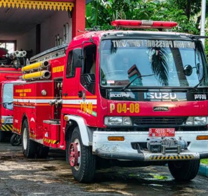 
					PLN Rantau Prapat Buat Resah Masyrakat, Lampu  Padam, Satpol PP Bantu 2 Motor Damkar Untuk Warga Aek Pahing