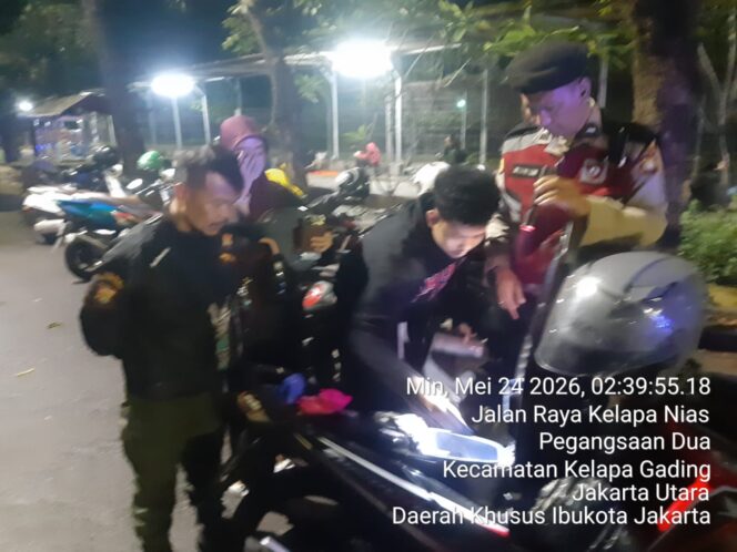 
					Polsek Kelapa Gading Gelar Apel Kryd Dan Patroli Mobile Antisipasi Tawuran Serta Kejahatan Jalanan