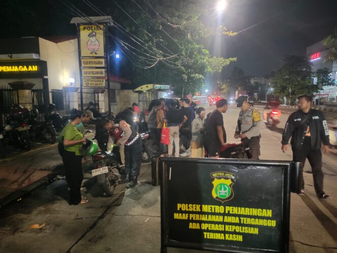 
					POLSEK METRO PENJARINGAN INTENSIFKAN PATROLI MALAM, DUA SEPEDA MOTOR TANPA SURAT DIAMANKAN SAAT KRYD