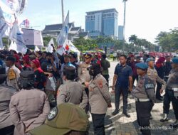 RATUSAN BURUH INDOMARET GELAR AKSI DI MENARA INDOMARET PIK, SUARAKAN TUNTUTAN HAK LEMBUR DAN TOLAK INTIMIDASI