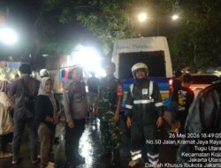 Lansia Tanpa Identitas Ditemukan Tak Sadarkan Diri di Koja, Polisi dan Dinsos Sigap Evakuasi ke RSUD