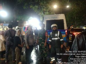 Lansia Tanpa Identitas Ditemukan Tak Sadarkan Diri di Koja, Polisi dan Dinsos Sigap Evakuasi ke RSUD