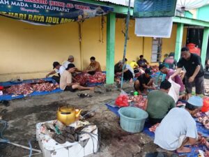 Anggota DPRD Labuhanbatu Fraksi Hanura H. Burhanuddin Harahap Gelar Kurban 6 Ekor Sapi di Masjid Attaqwa