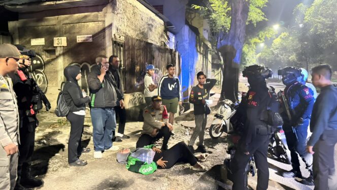 
					Patroli Brimob PMJ dan Perintis Evakuasi Driver Ojol Kelelahan Saat Patroli Dini Hari di Jaktim