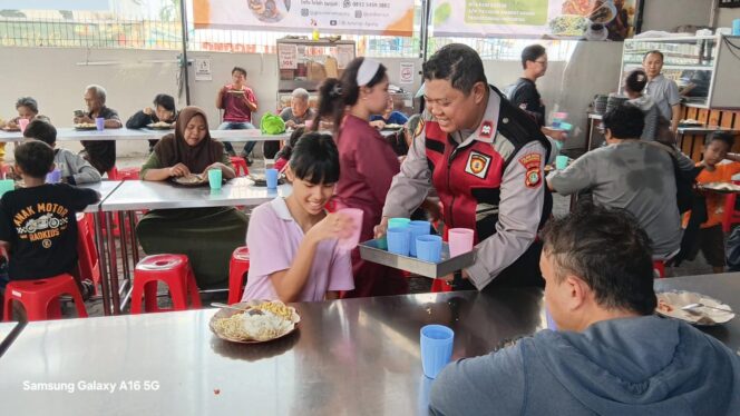
					Polsek Metro Penjaringan Tebar Kepedulian Lewat Jumat Peduli, Ratusan Paket Makanan Dibagikan kepada Warga dan Pekerja Lapangan