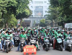 Wujudkan Kemitraan Humanis, Polda Metro Jaya Salurkan 350 Paket Sembako untuk Pengemudi Ojol di Jumat Peduli