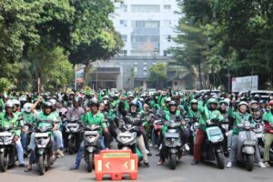 Wujudkan Kemitraan Humanis, Polda Metro Jaya Salurkan 350 Paket Sembako untuk Pengemudi Ojol di Jumat Peduli