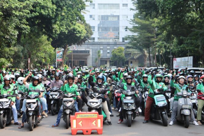 
					Wujudkan Kemitraan Humanis, Polda Metro Jaya Salurkan 350 Paket Sembako untuk Pengemudi Ojol di Jumat Peduli