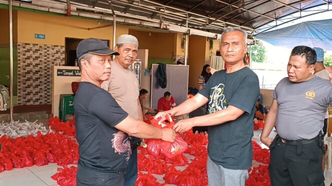 
					Polsek Koja Gelar Penyembelihan Hewan Kurban 1447 H, Salurkan Ratusan Bungkus Daging untuk Warga