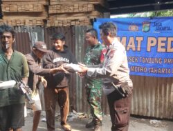 Polsek Tanjung Priok Gelar Jumat Berkah, Bagikan Nasi Kotak untuk Warga di Kolong Tol Pelita