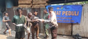 Polsek Tanjung Priok Gelar Jumat Berkah, Bagikan Nasi Kotak untuk Warga di Kolong Tol Pelita