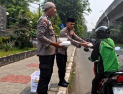 Polsek Kelapa Gading Gelar Jumat Peduli, Bagikan 50 Nasi Kotak untuk Ojol dan Warga