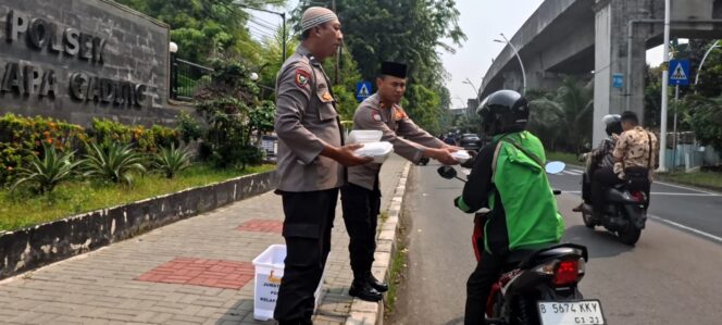 
					Polsek Kelapa Gading Gelar Jumat Peduli, Bagikan 50 Nasi Kotak untuk Ojol dan Warga