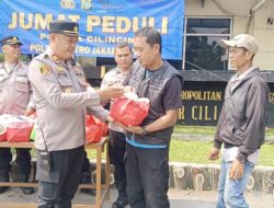 Polsek Cilincing Gelar Jumat Peduli, Bagikan 40 Paket Sembako untuk Warga