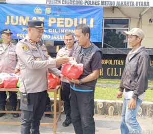 Polsek Cilincing Gelar Jumat Peduli, Bagikan 40 Paket Sembako untuk Warga