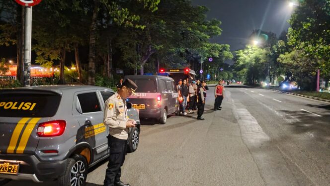 
					JAGA JAKARTA, JAGA LINGKUNGAN: Patroli KRYD Polsek Metro Penjaringan Sita Miras dan Amankan 9 Kendaraan Tanpa Surat