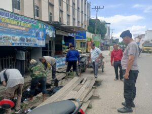 Polsek Kotapinang Bersama Muspika dan Masyarakat Gelar Jum’at Bersih, Wujudkan Kota yang Bersih dan Nyaman