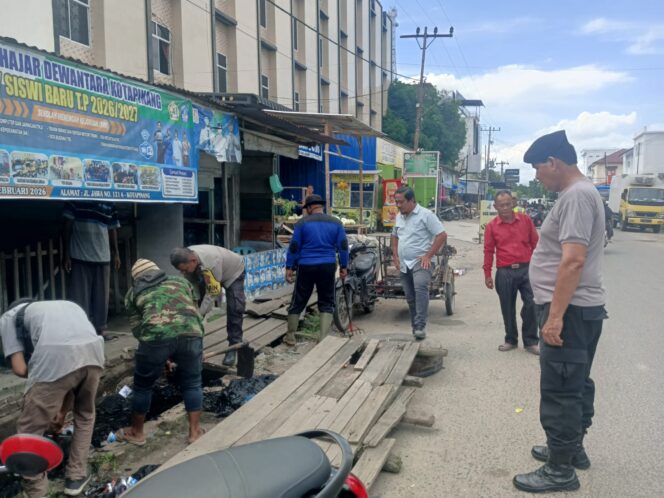 
					Polsek Kotapinang Bersama Muspika dan Masyarakat Gelar Jum’at Bersih, Wujudkan Kota yang Bersih dan Nyaman