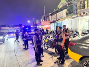 Dalam Rangka Patroli KRYD dan Razia Stasioner, Tim Patroli Perintis Jaga Jakarta Amankan Dua Remaja di duga Menyimpan Senjata Tajam