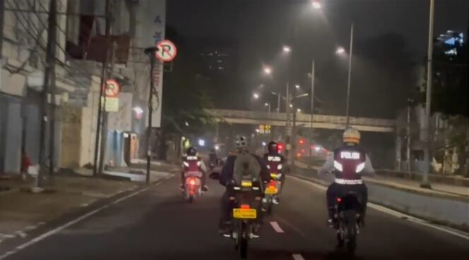 
					Tim Patroli Ditsamapta Polda Metro Jaya Amankan 3 Pemuda Diduga Bawa Celurit di Cideng