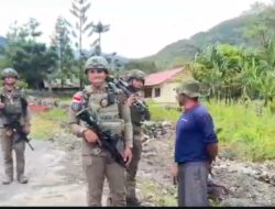 Patroli Jalan Kaki, Personel Ops Damai Cartenz Perkuat Keamanan dan Jalin Kedekatan dengan Warga Puncak Jaya