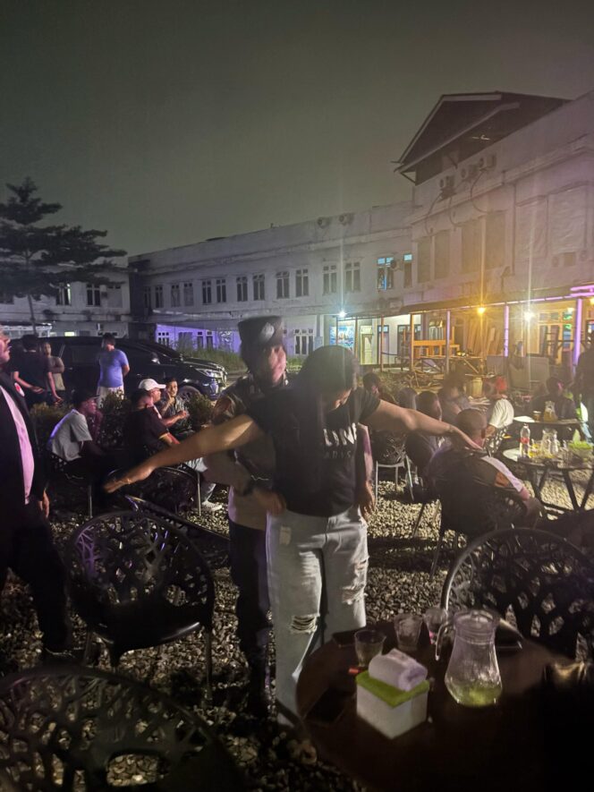 
					Tempat Hiburan Malam Di Jalan Baru Di Grebek Polisi dan BNN, Pengunjung  Kalang-kabut
