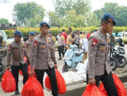 Brimob Metro Jaya Kerahkan 2 Unit Kendaraan Dapur Lapangan (Randurlap), Bagikan Bantuan Makanan untuk Korban Kebakaran Pasar Jiung
