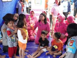 Bhayangkari Metro Jakpus Salurkan Bantuan dan Trauma Healing untuk Korban Kebakaran Pasar Jiung
