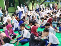 Bikin Haru! Orang Tua Suapi Anak dengan Menu Makan Bergizi Gratis pada Momen Kelulusan MTs Ataqwa Pegangsaan Dua