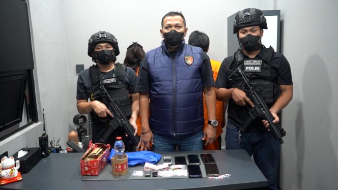 
					POLDA METRO JAYA MENGAMANKAN SEPASANG KEKASIH PENGEDAR NARKOBA DI JAKARTA BARAT