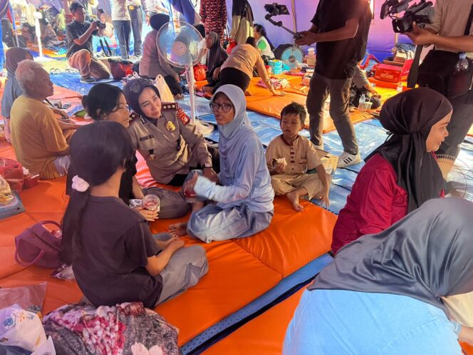 
					Ditpamobvit Polda Metro Bagikan 500 Boks Makanan untuk Korban Kebakaran Kemayoran
