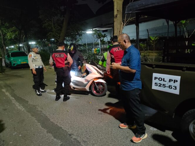 
					Polsek Kelapa Gading Amankan Pelaku Pemerasan dan Perusakan Gerobak Saat KRYD