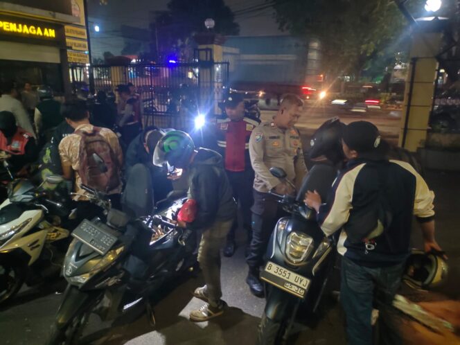 
					JAGA JAKARTA, JAGA LINGKUNGAN: KRYD POLSEK METRO PENJARINGAN AMANKAN EMPAT SEPEDA MOTOR TANPA DOKUMEN, ANTISIPASI TAWURAN DAN KEJAHATAN JALANAN