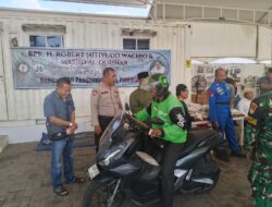 JUMAT PEDULI: 500 PENGEMUDI OJEK ONLINE TERIMA BANTUAN SEMBAKO DI MASJID AL QOHHAR PANTAI MUTIARA