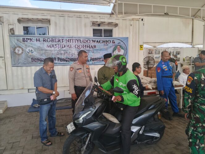
					JUMAT PEDULI: 500 PENGEMUDI OJEK ONLINE TERIMA BANTUAN SEMBAKO DI MASJID AL QOHHAR PANTAI MUTIARA
