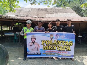 Polantas Menyapa Sopir Angkutan Barang di Kampung Rakyat, Satlantas Polres Labusel Ingatkan Pentingnya Keselamatan Berkendara