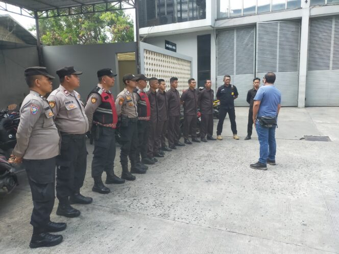 
					POLSEK METRO PENJARINGAN SIAGAKAN PERSONEL, PENGAMANAN AKSI UNJUK RASA DI PT FASDELI INTERNASIONAL EXPRESS DIUTAMAKAN SECARA HUMANIS