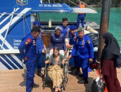 Kapal Patroli Jadi Penyelamat, Polairud PMJ Evakuasi Lansia Sakit ke Puskesmas