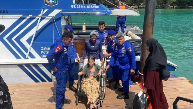 
					Kapal Patroli Jadi Penyelamat, Polairud PMJ Evakuasi Lansia Sakit ke Puskesmas