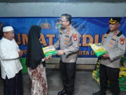 Kapolres Metro Jakarta Utara Salurkan Bantuan Beras dalam Program Jumat Peduli di Sungai Bambu